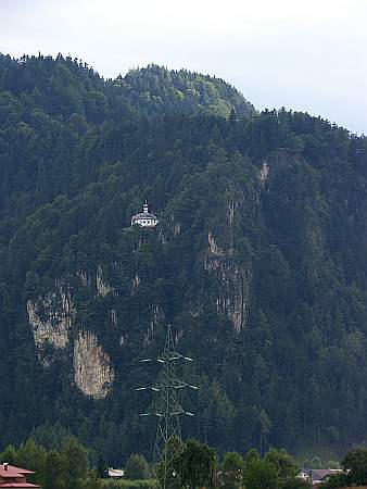 Kirche an einem Berg