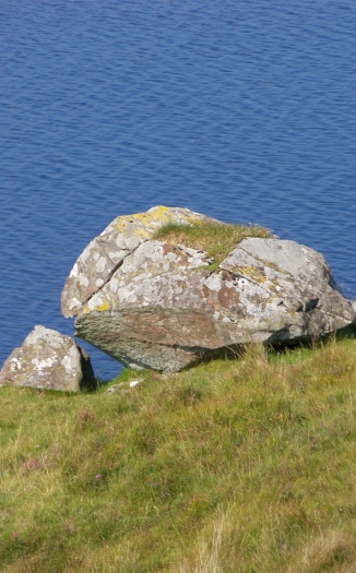 Felsen über Meer